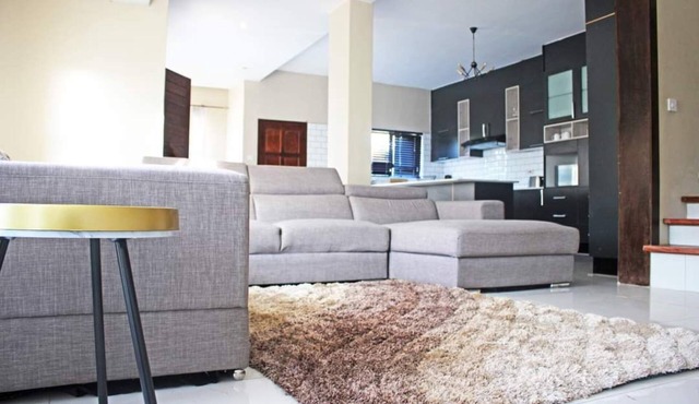 Secure home next to airport junction mall, 11 minutes from the airport.