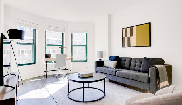 Serene Logan Circle 1BR w/Gym, W/D & Pool, walk to bars, by Blueground