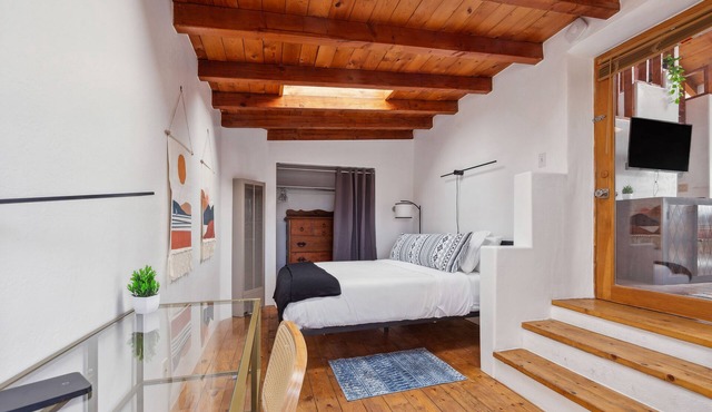 Serene, Stylish, Central Pied-à-terre With Lots of Light & Tall Ceilings