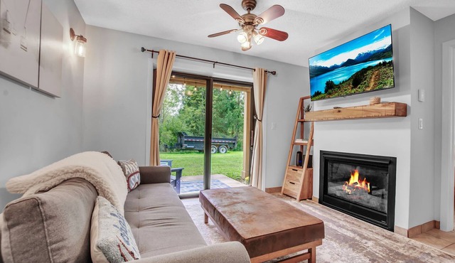 SnowPine Condo, King Bed, Patio + Fireplace