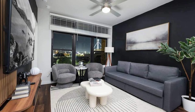 Snug 1BR w/Gym, Parking Near Rvrwalk & Dome