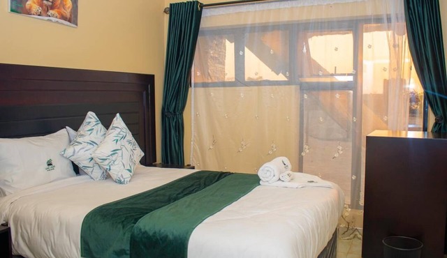 Spacious 18-bedroom lodge in gorgeous Kadoma with WiFi, comfy beds and many more