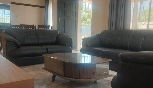 Spacious 2 Bedroom Apartment (With Free Hire Car)