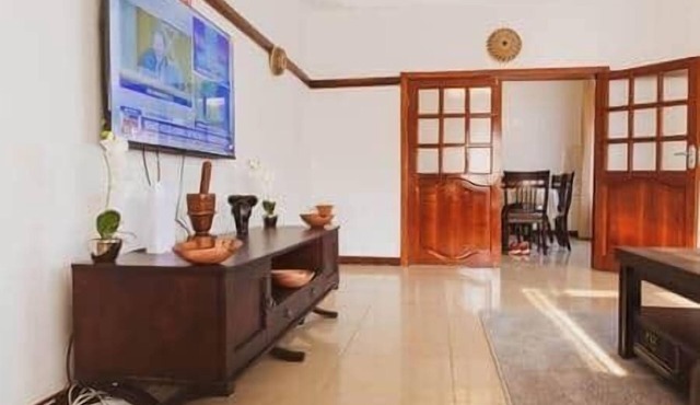 Spacious 3 Bedroom Apartment - With Free Hire Car
