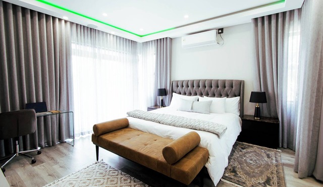 Spacious 4-bedroom villa with WiFi and AC in fantastic Harare