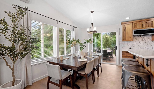 Spacious 5-bedroom farmhouse with WiFi and AC in enchanting Vancouver