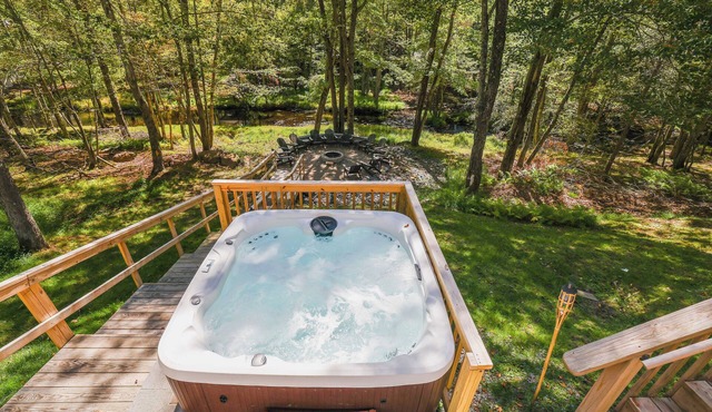 Spacious Creek Front 6-bedroom home-Lake/Pool/Kayaks/Hot Tub/Game Rm/Fire Pit.