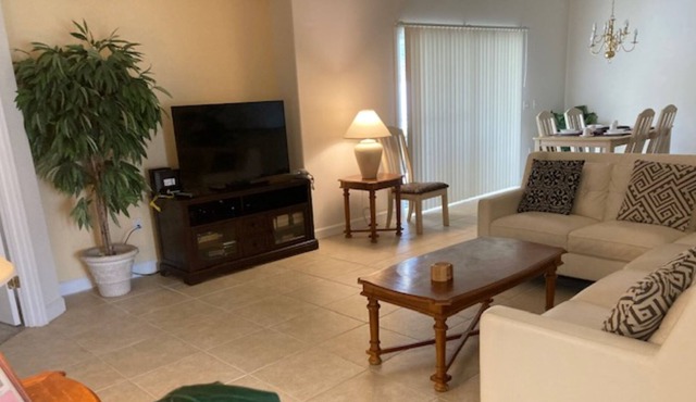 Spacious home with pool and spa, near Disney, malls, and resturants