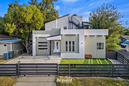 Sprawling Home w Rooftop Spot