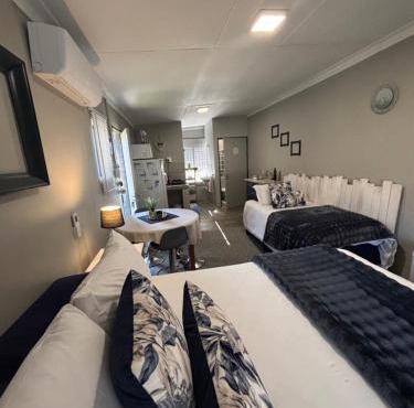 Stellies Accommodation - Room 1