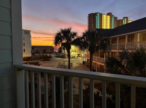 Steps to the Beach, Sleeps 6, Pool, Pickleball, 2 Balconies, Pier Park & 30A