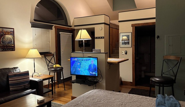 Studio managed and cleaned by owner. High quality linens throughout the condo.