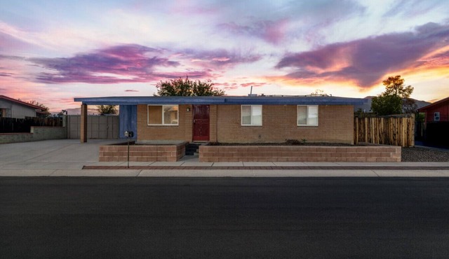 Stylish/Grill/Carport/3 BR 2 BA/Big Yard