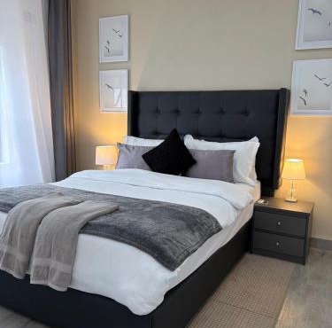 Stylish One bedroomed furnished apartment with private garden, kitchen and bathroom