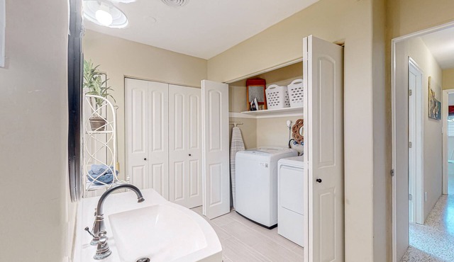 Sunny house with firepit, private hot tub, grill, & W/D - close to the beach