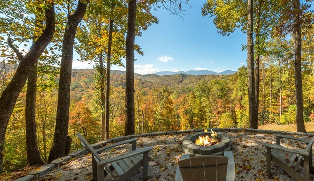 Swiss Pine Lodge, Brand New Hot Tub+Fire-Pit, Grill, Mtn View, Game Room, WiFi!