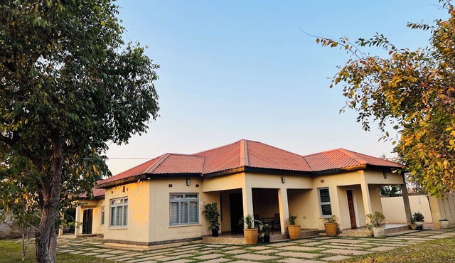 Tranquil 3-bedroom house with WiFi in Lusaka, New Kasama and power backup