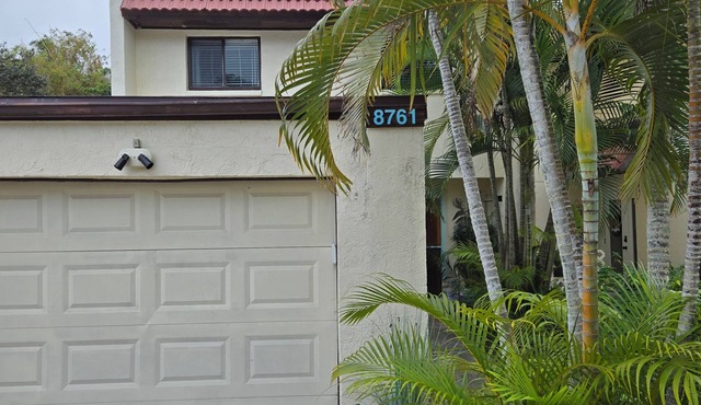 Tropical 3BD, 2.5 BA Hideaway a quick walk to the beach on the Space Coast
