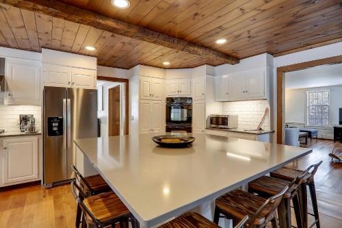 Two Chimneys: 5 br, a/c, fireplace, deck & hot tub, firepit, garage!