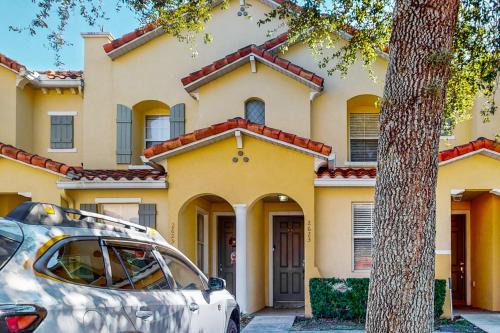 Two-story snowbird-friendly townhouse near Disney with patio, streaming, W/D, AC