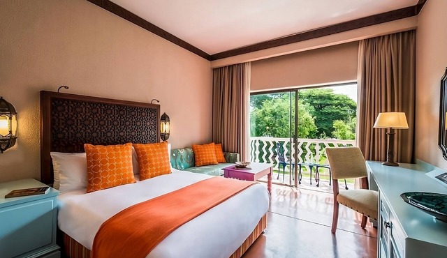 Unlimited Access to the Victoria Falls! Free Parking, Spa Center & Onsite Pool!