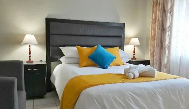 Upscale and Urban Warm Tasteful 1 Bed Apartment.