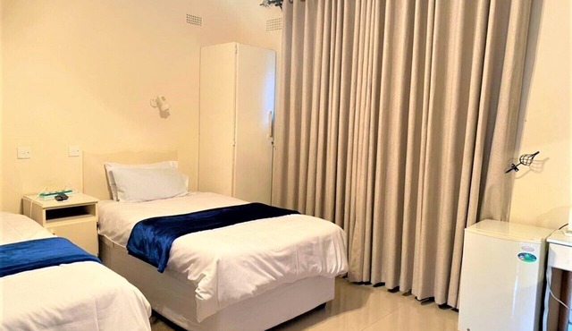 Villa Thabiso twin bed with pool access - 2087