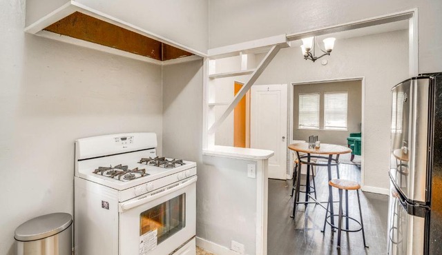 Walk to Local Eats & Bars! San Antonio Studio Apt