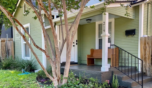 Walk to Pearl | King Bed | Free Parking + Fire Pit
