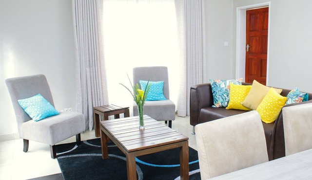 Warm & Tasteful Glint Cottage