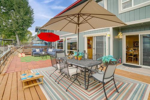 Waterfront Clear Lake Home w/Game Room & Deck!