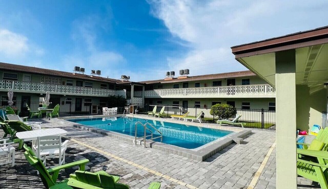 Windward West 30 - Pool & 5 Minutes from the Beach
