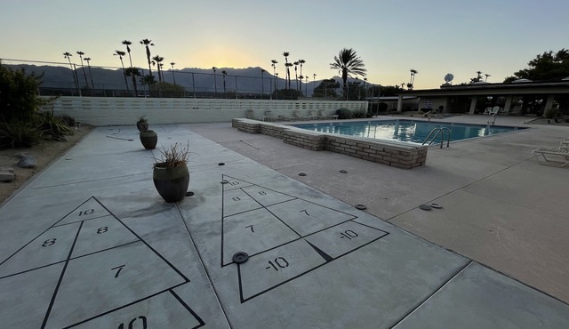With EV charger -Mid Century Modern Close to Hiking, Golf,&Stargaze on the patio