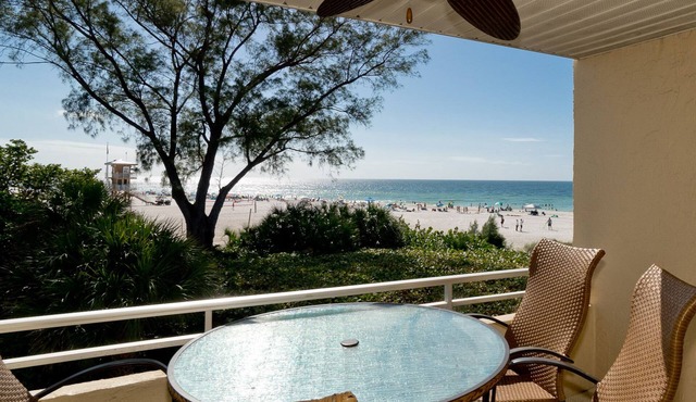 WONDERFUL BEACH VIEWS AND LARGE POOL!