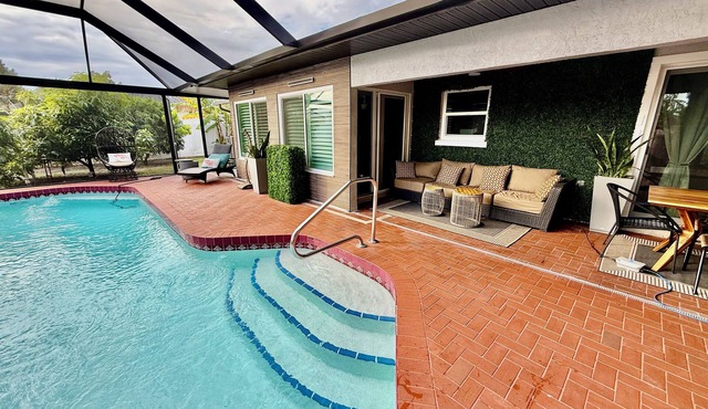 YOUR PRIVATE RETREAT NEAR SIESTA KEY BEACH!