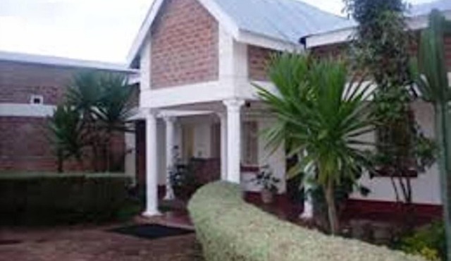 Zuus Lodge & Tours