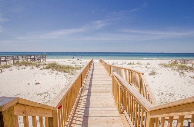 5 BR Beach front Home w/Pools & Tennis Access