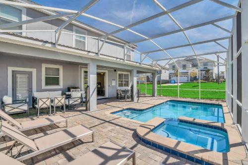 8BR Luxury - Sleeps 22 - Near Disney with Pool & Hot Tub!