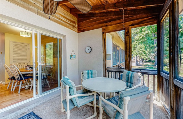 Bayberry Woods townhouse with access to pool/tennis, fireplace & washer/dryer