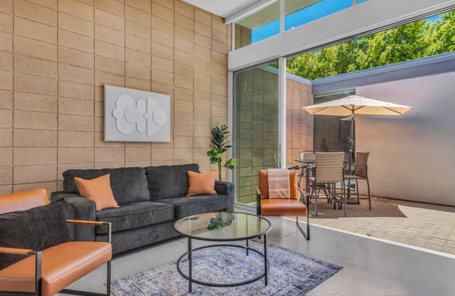 Showstopper Mid-Century Modern Palm Desert Condo, Walkable To Shops & Eateries!