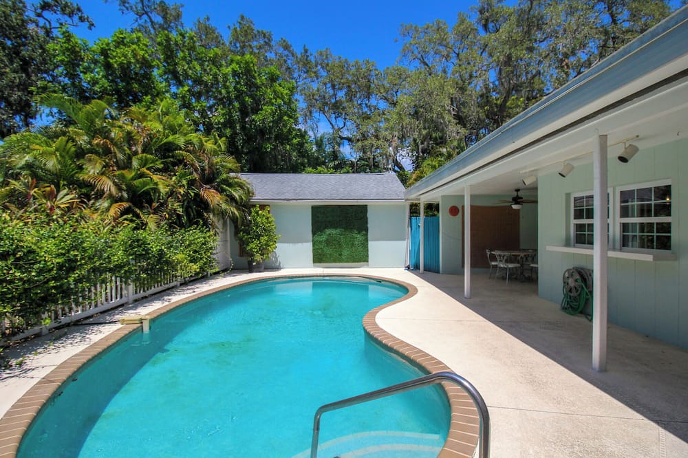 Photo of Outdoor in Gulf Gate Estates