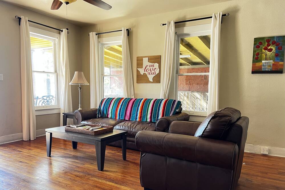 Photo of Livingroom in Five Points