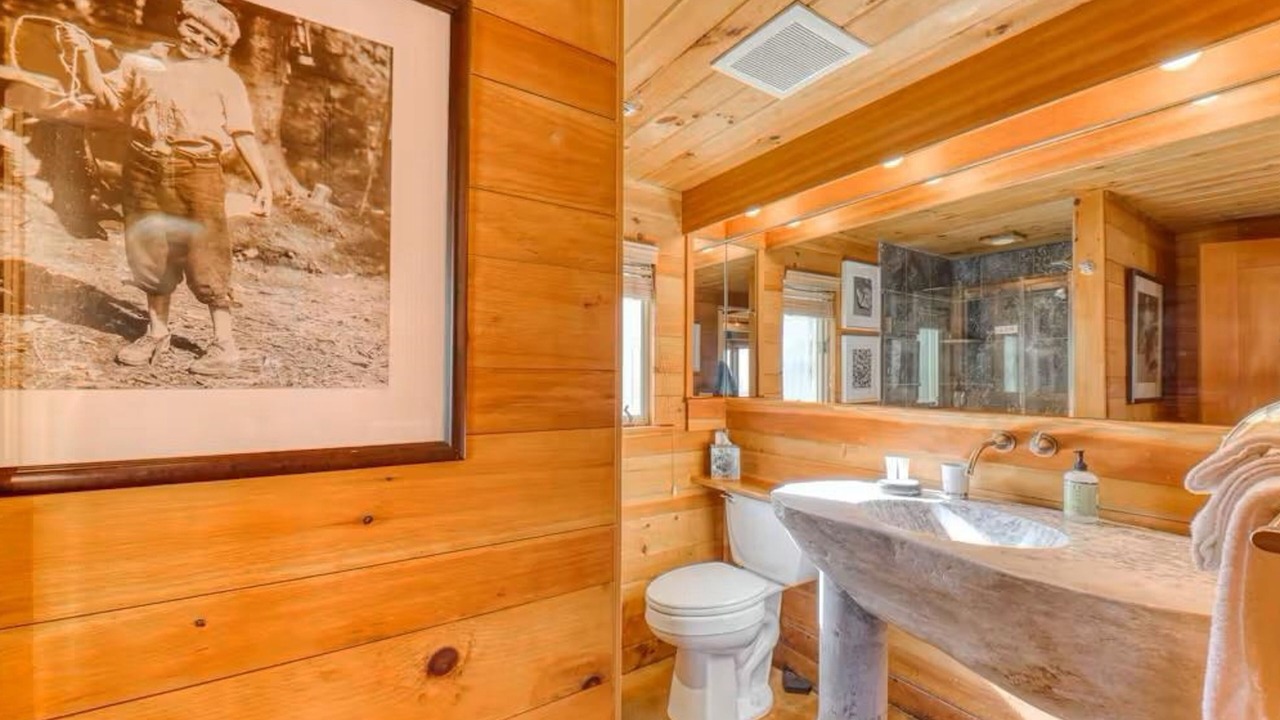 Photo of Bathroom in Warren