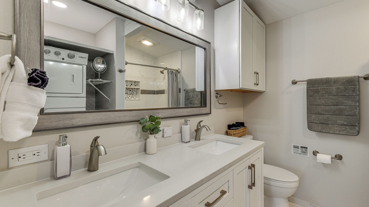 Photo of Bathroom in Bayshore Gardens