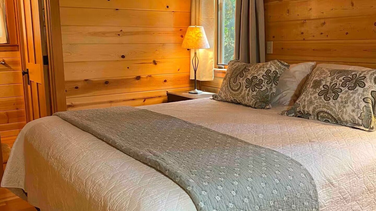 Photo of Bedroom in McKenzie Bridge
