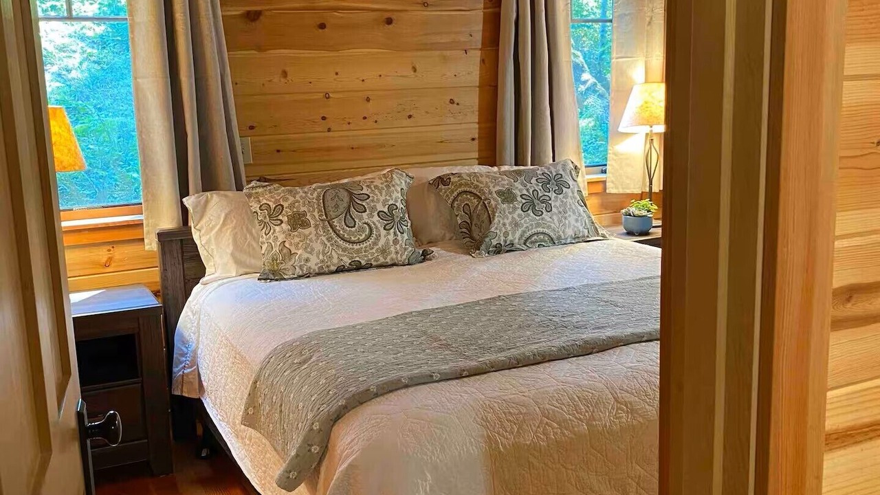 Photo of Bedroom in McKenzie Bridge