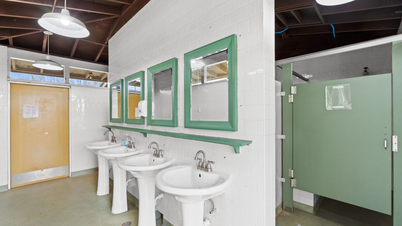Photo of Bathroom in Wewahitchka