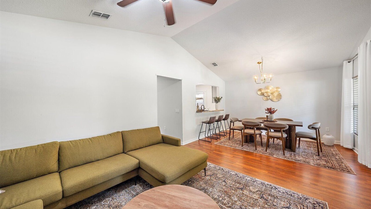 Photo of Livingroom in Newtown