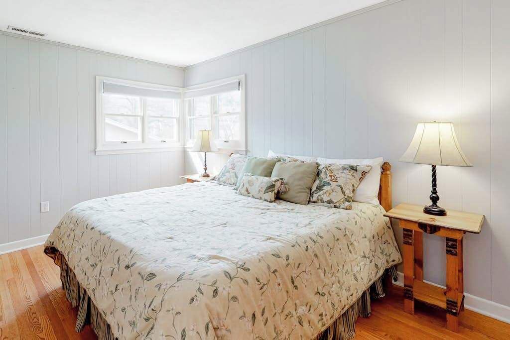 Photo of Bedroom in Lake Junaluska