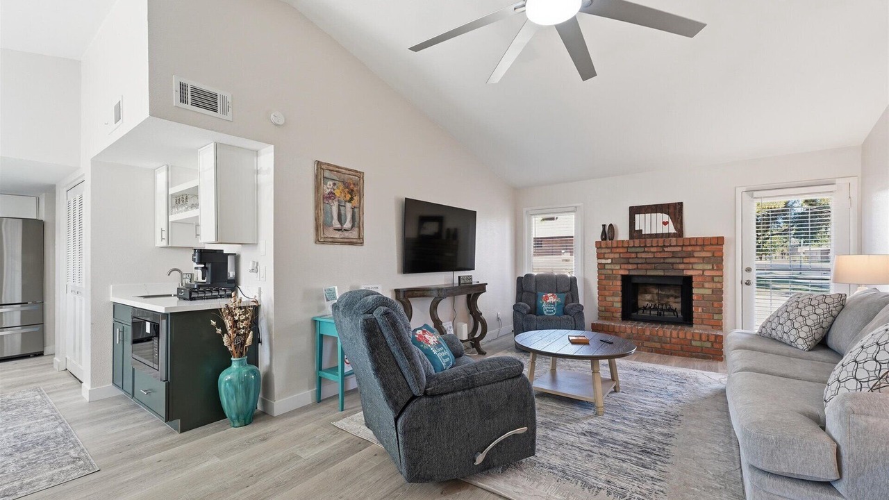 Photo of Livingroom in Bellair